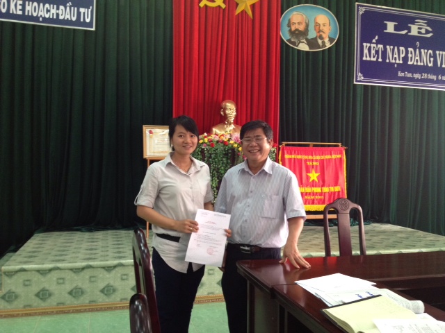 Trao Quyết định đảng viên chính thức cho đồng chí Nguyễn Hương Trà